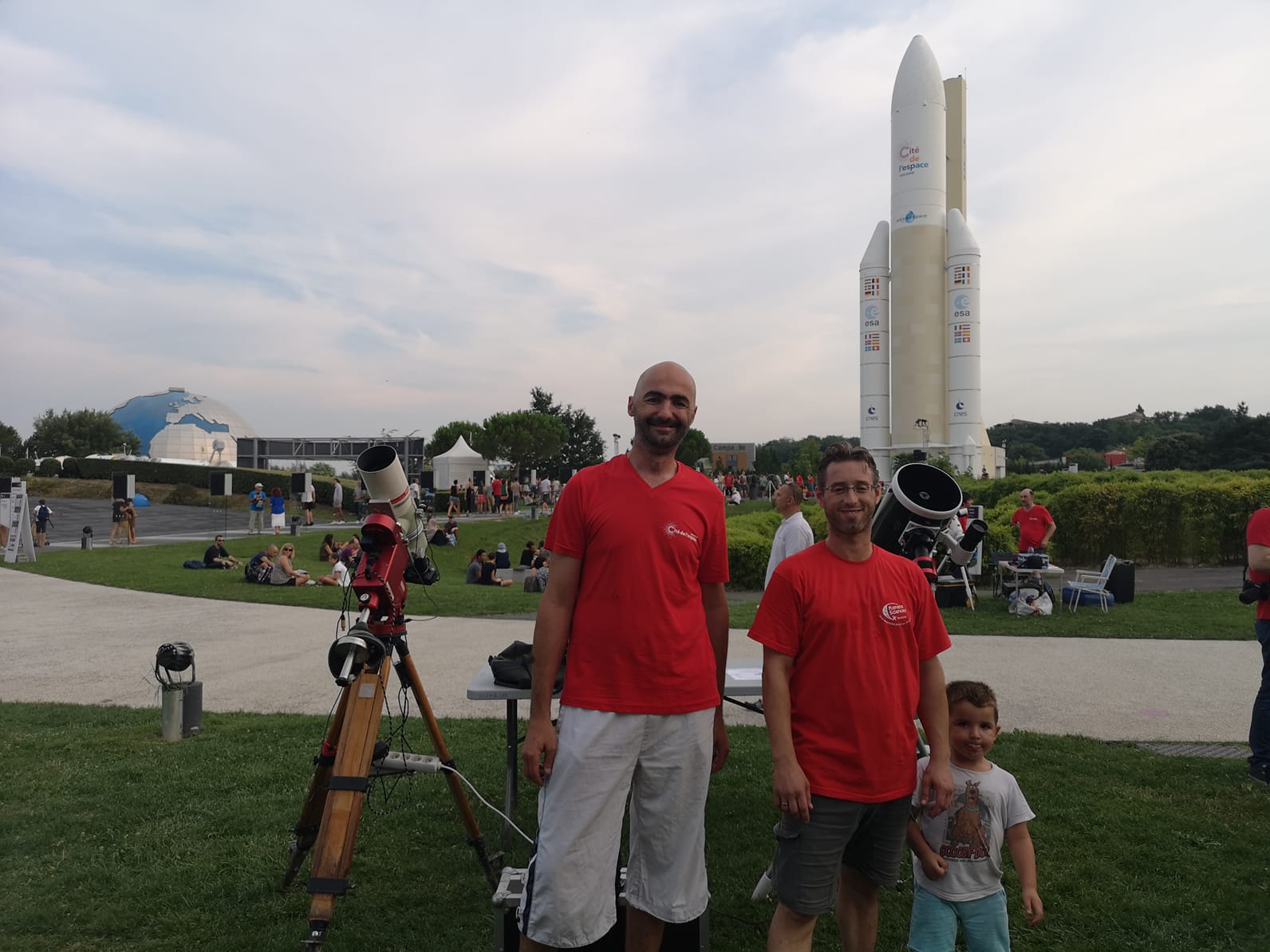 Membres du club devant la fusée Ariane à la Cité de l’espace