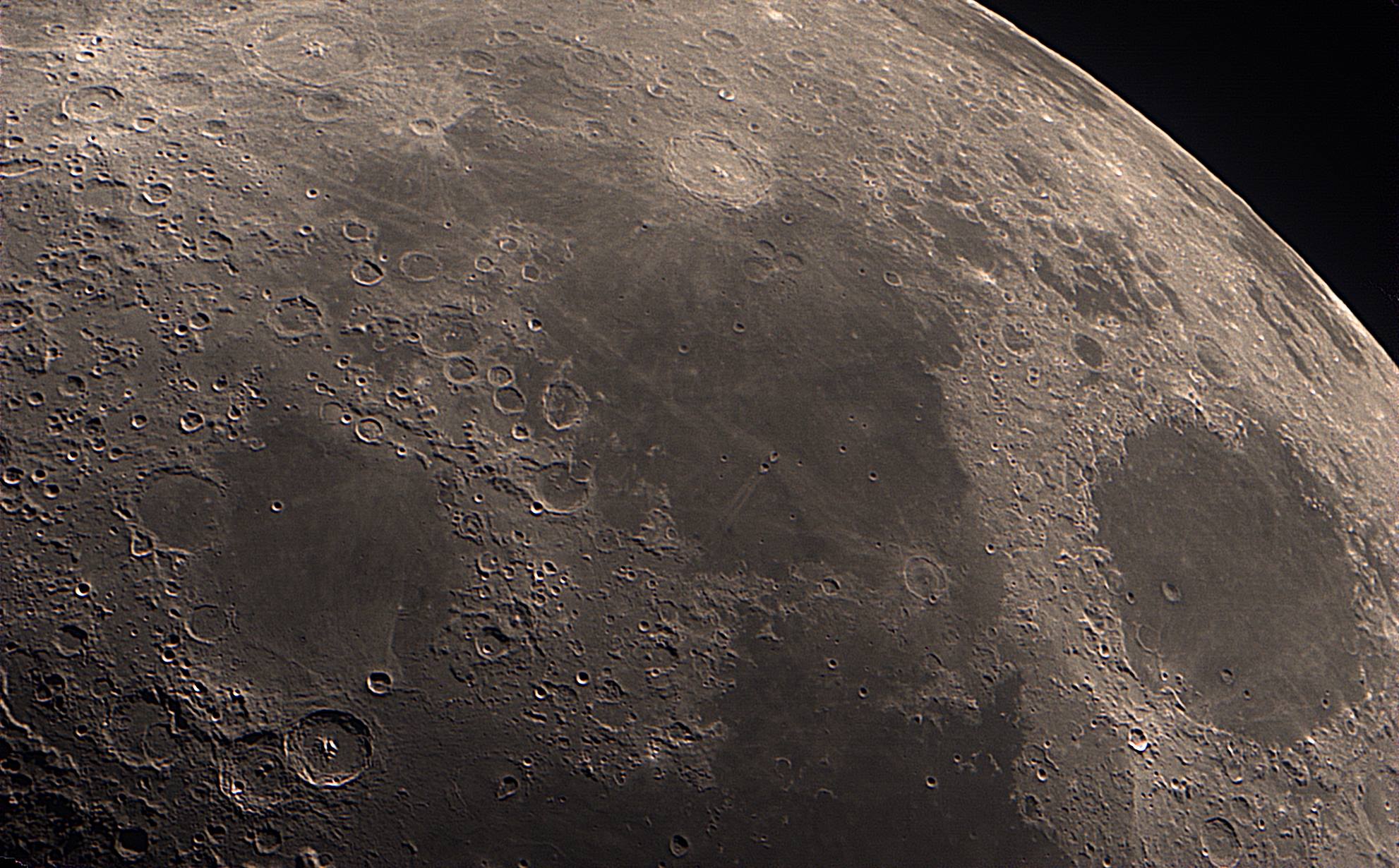 Gros plan sur les reliefs de la Lune